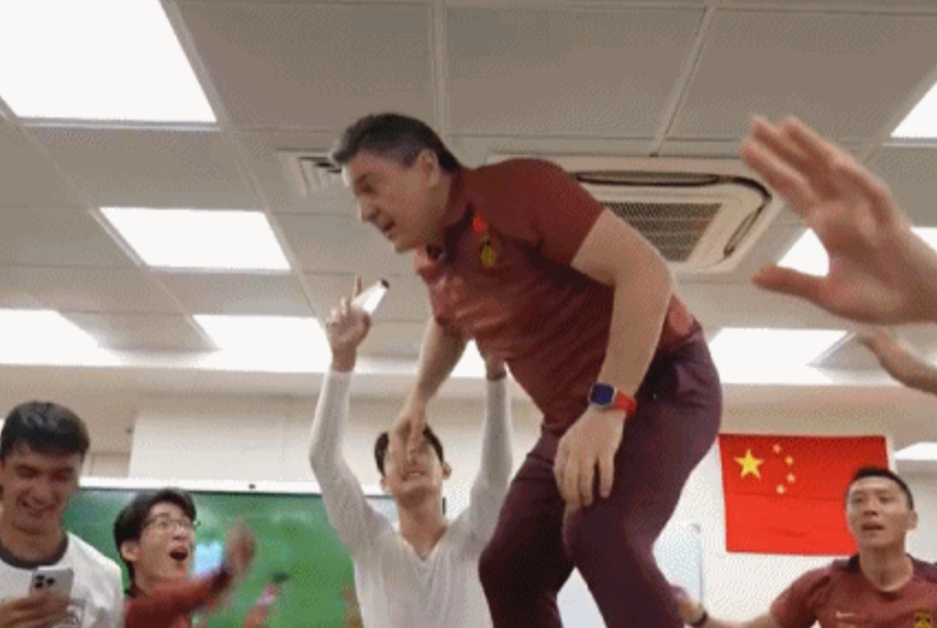 kaiyun-球员起哄!安东尼奥罕见失控,站桌上跳旋转舞,球迷:想起陈戌源